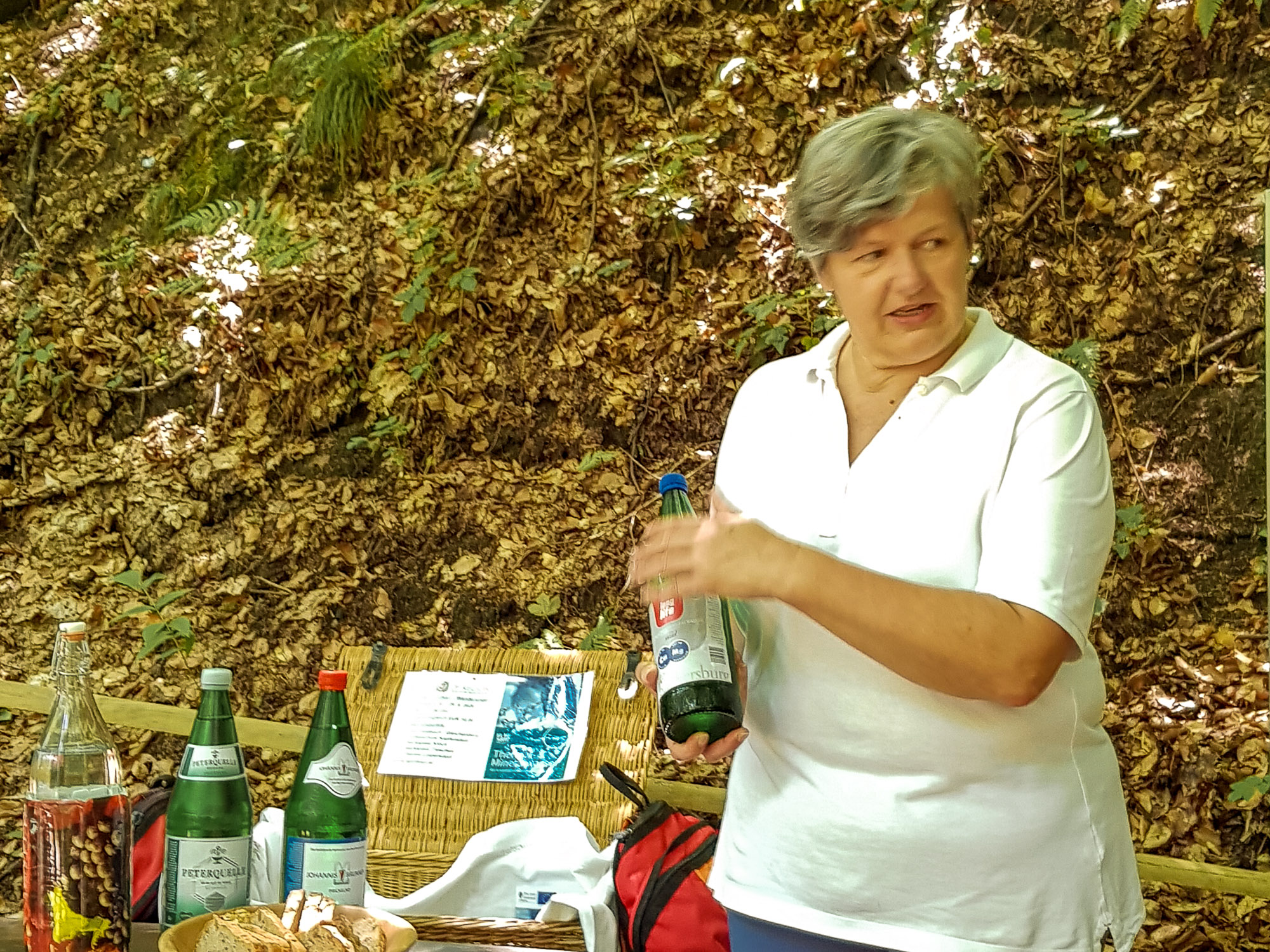 Gabi Grandl präsentiert Mineralwasser zur Verkostung