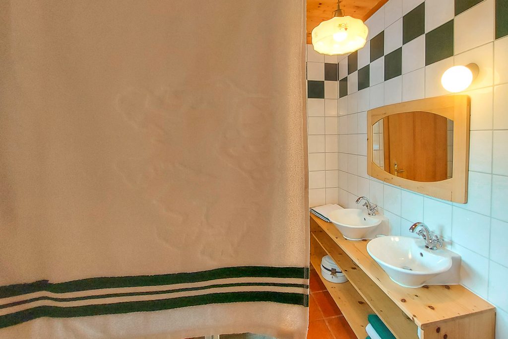 Blick aus der Dusche auf die Waschbecken im Badezimmer der Ferienwohnung Schau rein