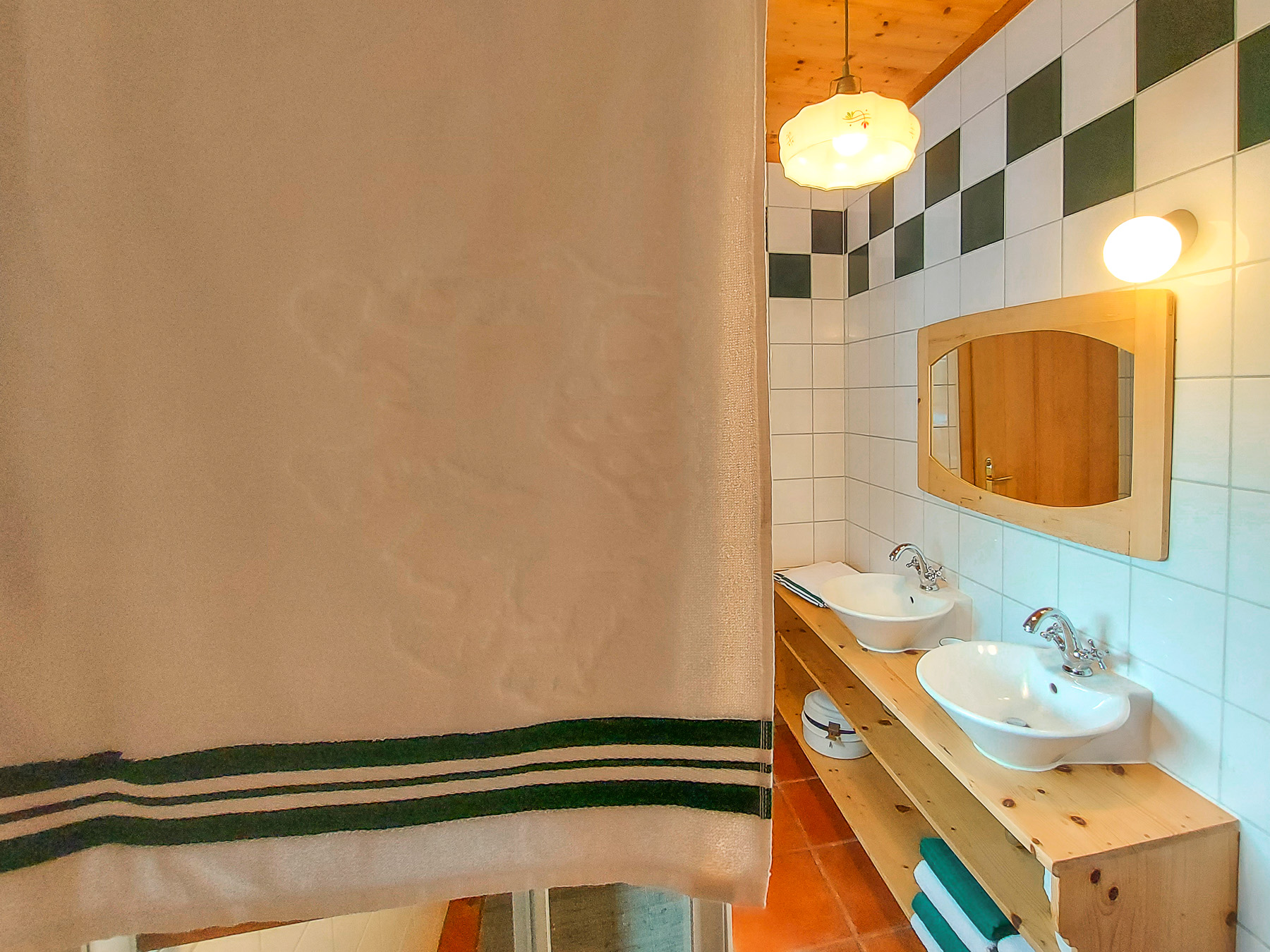 Blick aus der Dusche auf die Waschbecken im Badezimmer der Ferienwohnung Schau rein