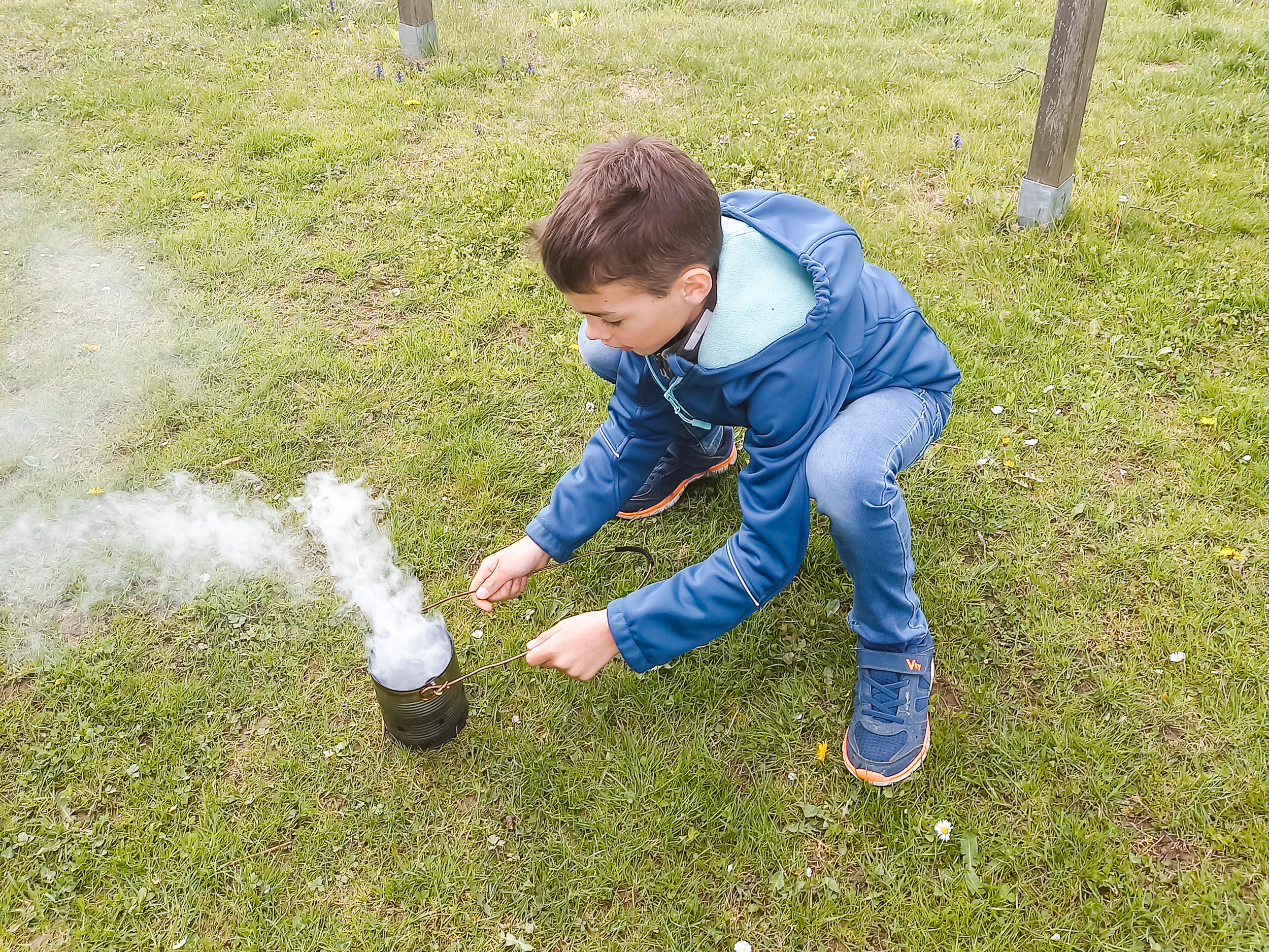 Weihfeuer in einer Blechdose