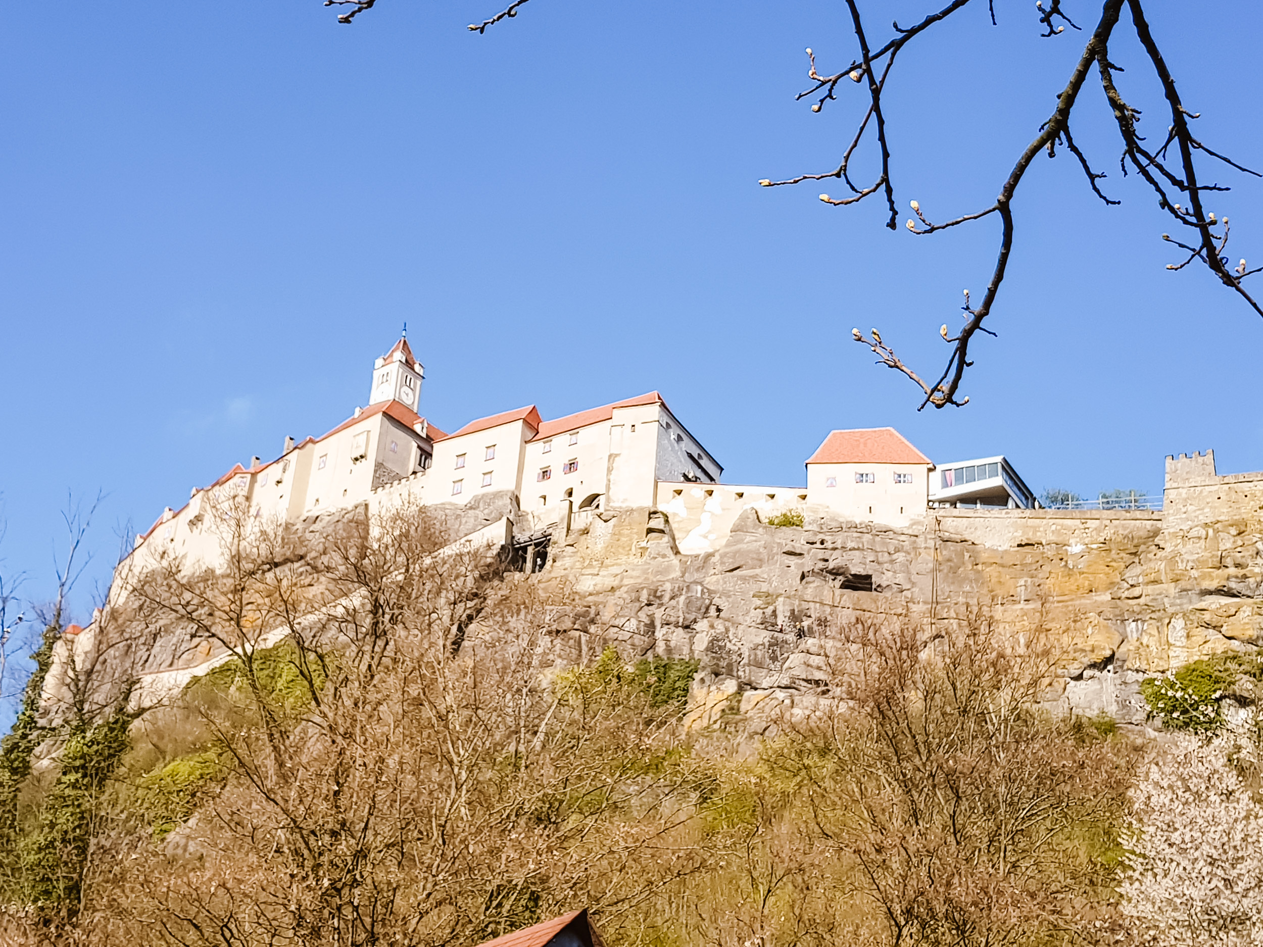 Blick von unten auf den Burgfelsen und die Riegersburg