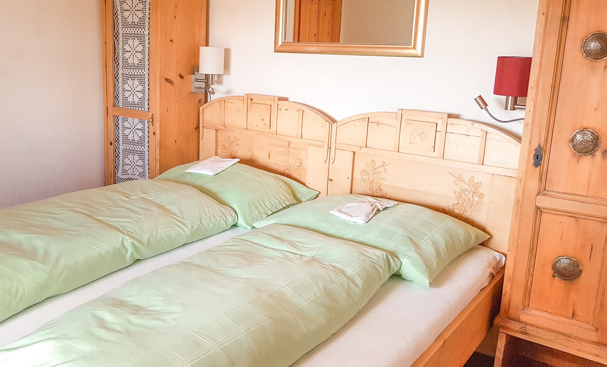 Schlafzimmer mit Doppelbett in der Ferienwohnung Schau rein