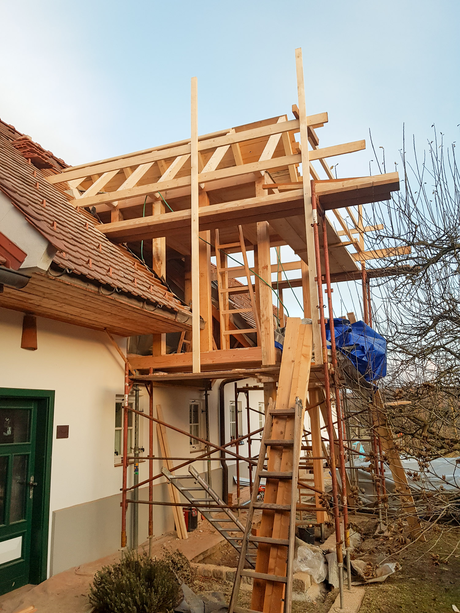 Zubau privater Holz-Balkon im Innenhof