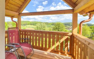 Balkon mit Sonnenliegen und Blick nach Osten