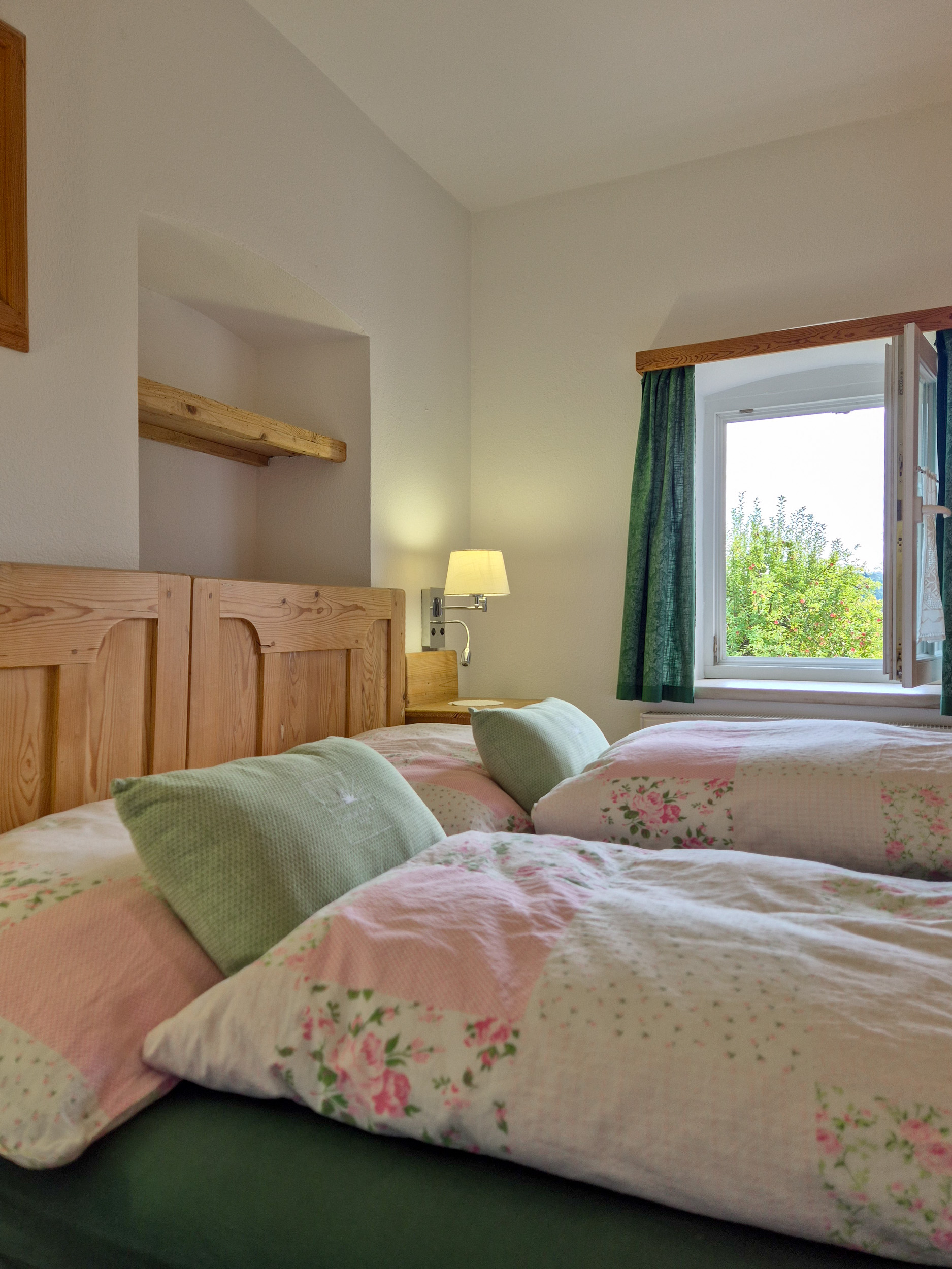 Double room holiday apartment Doppelbett mit weiß-rosa Bettzeug