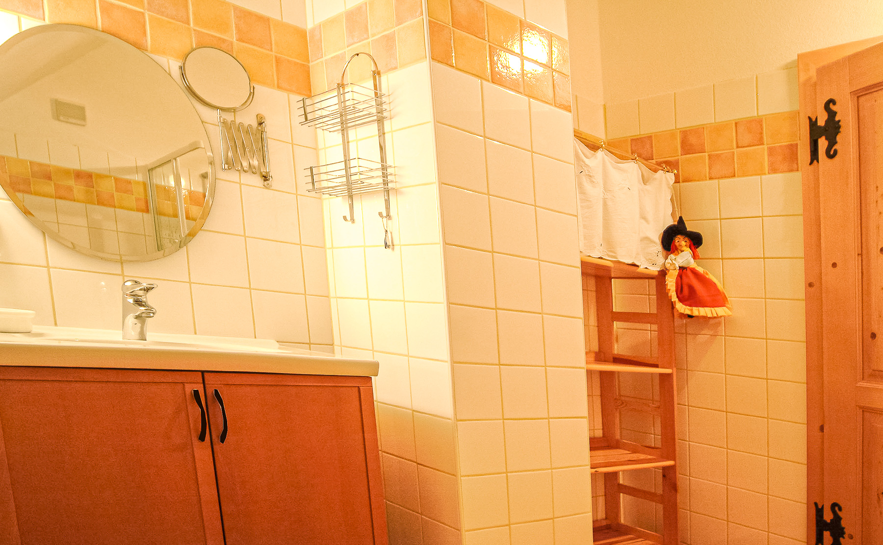 Waschbecken, Spiegel, Regal im Badezimmer der Landhaus-Suite Großmutters