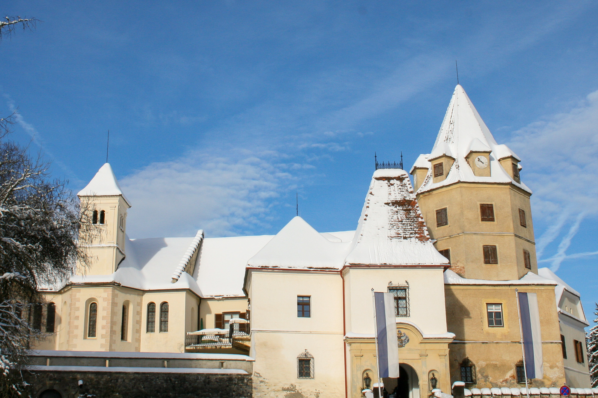Schloss Kornberg im Schnee bei blauem Himmel