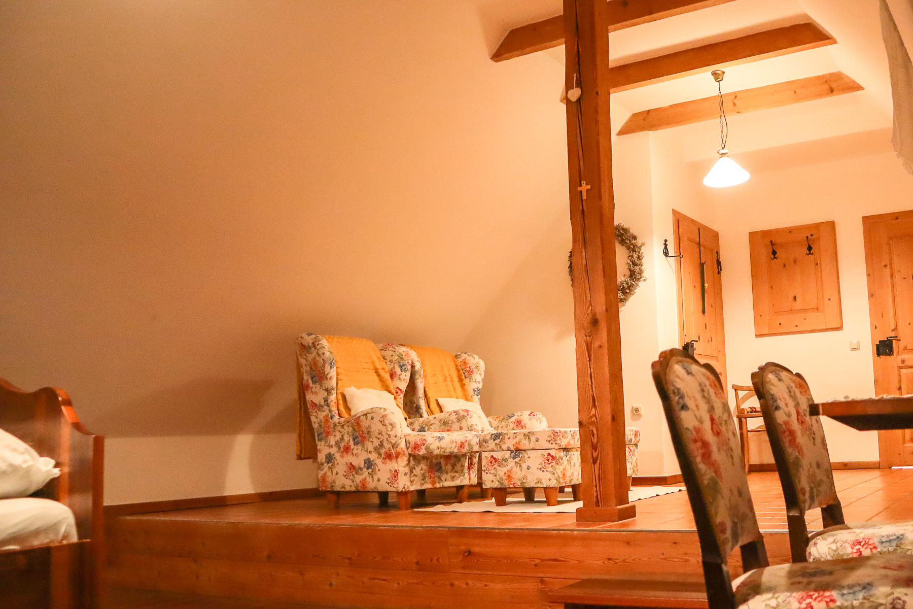Landhaus-Suite Großmutters mit Wohlfühl-Sesseln im Hintergrund und Esstisch im Vordergrund