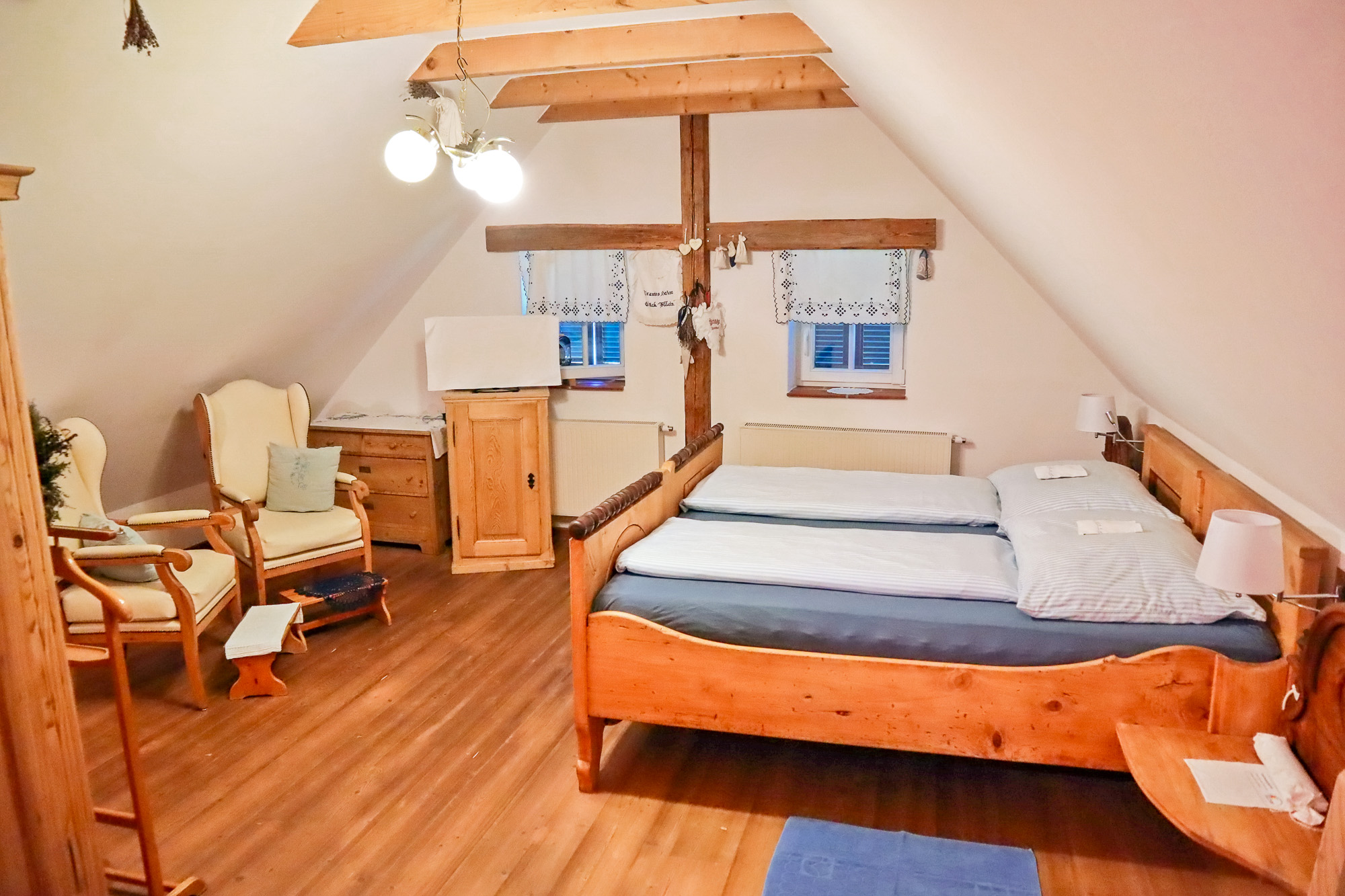 Landhaus-Suite Kräuterduft mit Doppelbett und Ohrensesseln