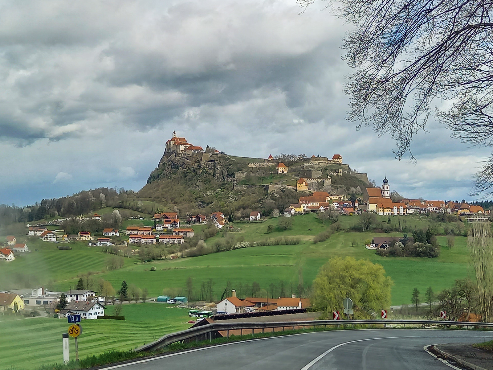Blick auf die Riegersburg von der Route 66 im Vulkanland Steiermark