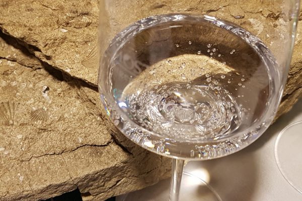 Mineralwasserverkostung mit Gestein im Hintergrund